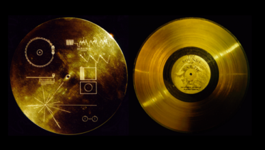 O disco dourado a bordo da Voyager 1, com gravações de sons e imagens de nossa civilização. (Créditos da imagem: NASA).