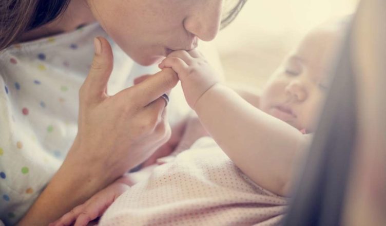 Estudo sugere que mulheres com filhos envelhecem 11 anos mais rápido