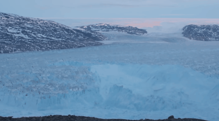 MOMENTO EM QUE ICEBERG SE DESPRENDE DE GELEIRA (FOTO: REPRODUÇÃO/YOUTUBE)