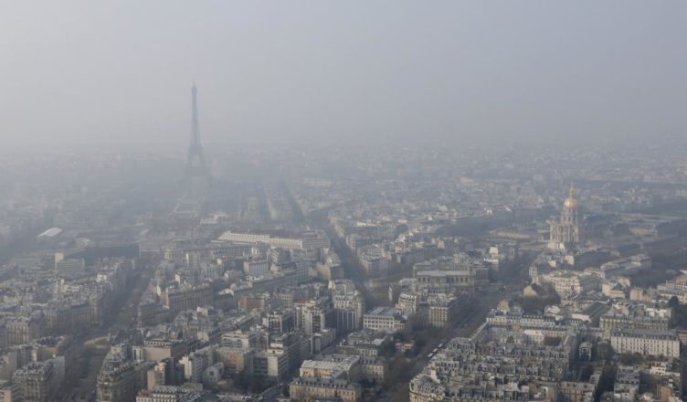 Morar um ano em Paris equivale a fumar 9 maços de cigarro