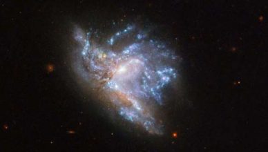 NASA divulga imagem impressionante de duas galáxias colidindo