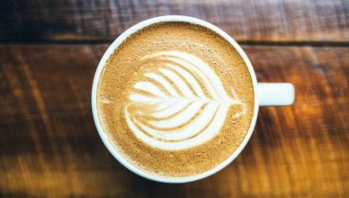 Por que tomar café dá vontade de fazer cocô?