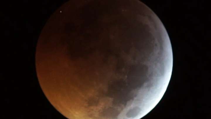 Meteorito atinge a Lua a 61 mil km/h durante eclipse