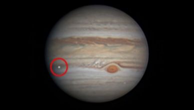 Algo muito grande bate em Júpiter
