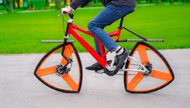 Bicicleta com roda em forma de triângulo