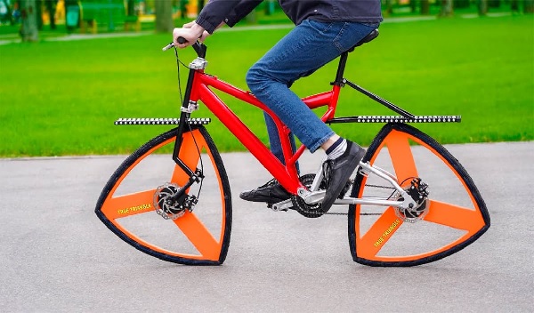 Bicicleta com roda em forma de triângulo