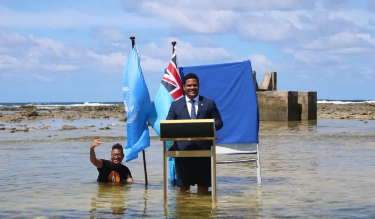 Ministro das Relações Exteriores de Tuvalu grava mensagem para COP26 dentro do mar para destacar impacto das mudanças climáticas
