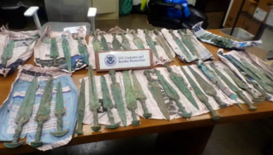 Espadas do irã da idade do Bronze